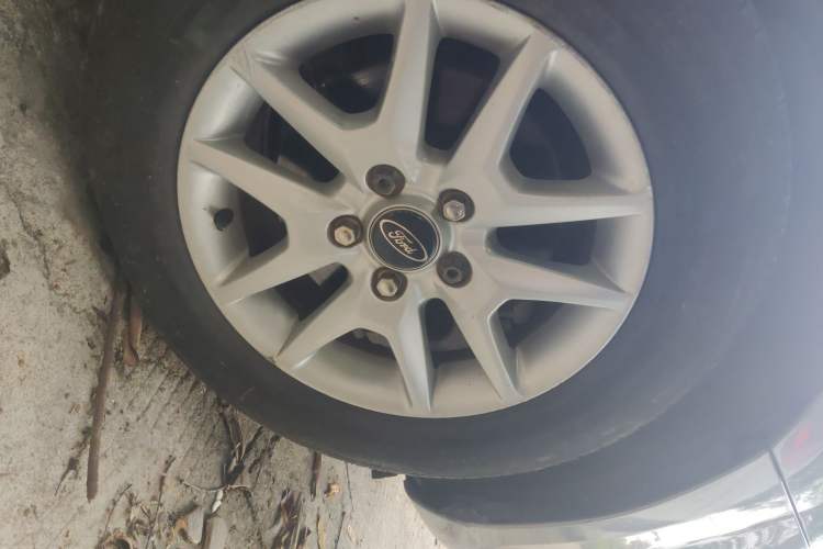 Used Ford Focus 2009 Sedan 1.8L Automatic Fashion Edition Right Front Wheel Hub