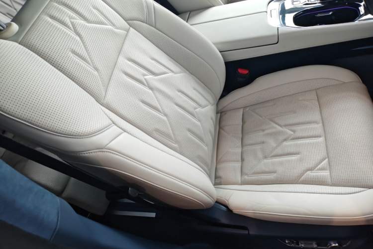 Used Zeekr 009 2024 7-Seater Walk-Through Version Four-Wheel Drive 108 kWh Right Front Seat