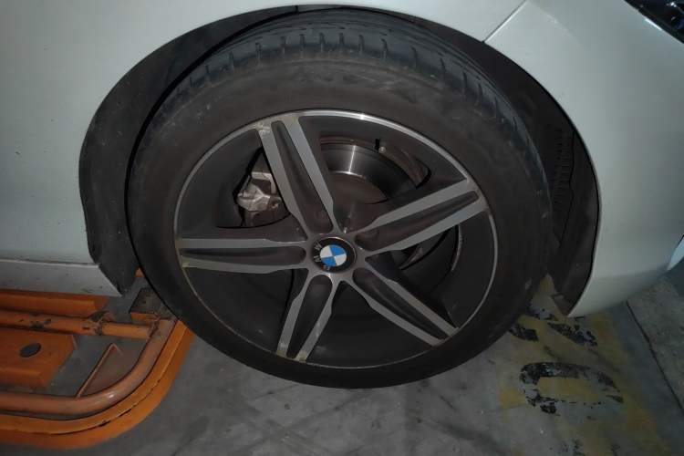 Used BMW 1 Series 2018 118i Sport Design Package Right Front Wheel Hub