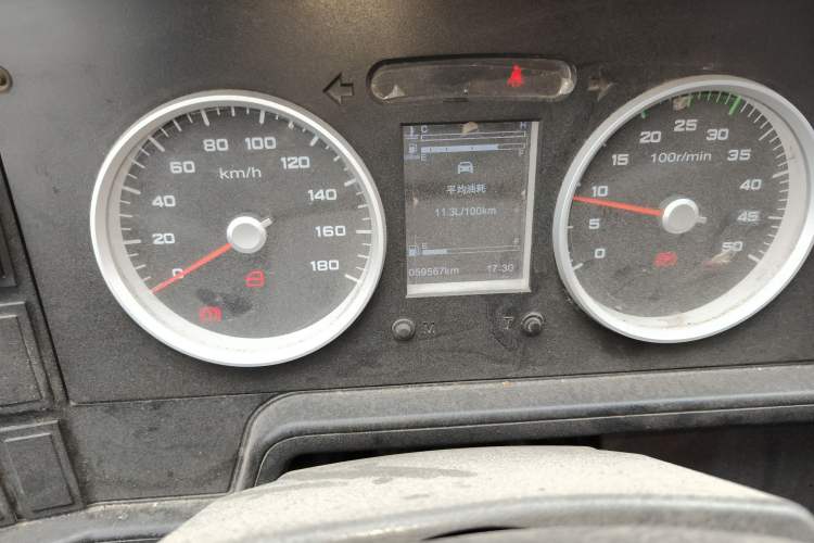 Used Iveco Daily 2020 2.8T V35 Box Truck with Dual Tires Low Roof 3 Seats China VI Emission Standard