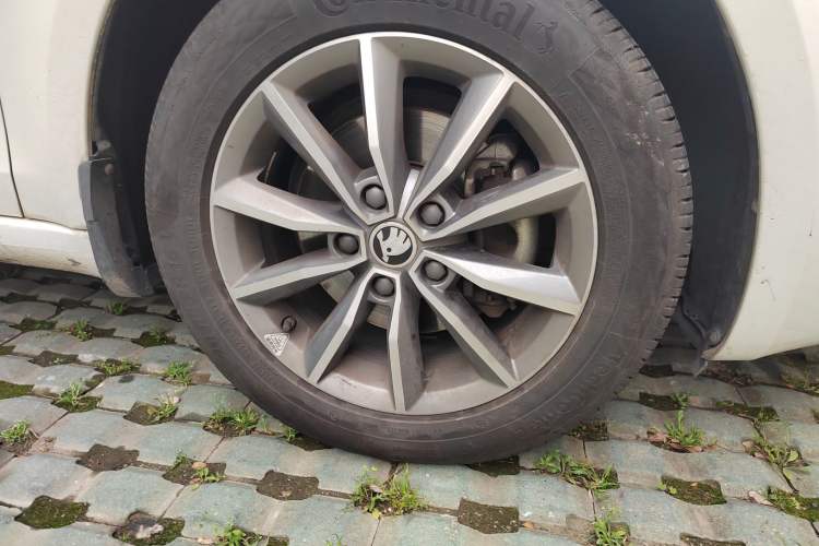 Used Skoda Octavia 2017 Classic Model 1.6L Manual Comfort Edition Right Front Wheel Hub