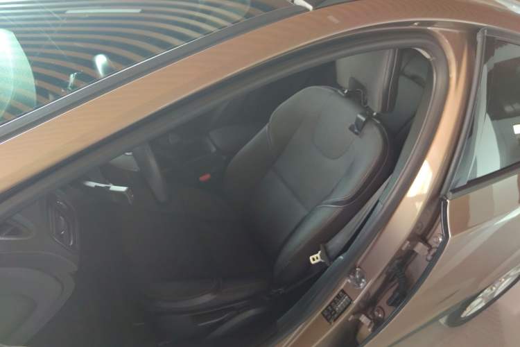 Used Volvo V40 2014 Cross Country 2.0T Zhiyi Edition
