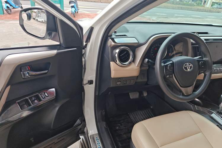 Used Toyota RAV4 2015 2.0L CVT Two-Wheel Drive Fashion Edition