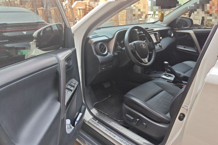 Used Toyota RAV4 2016 2.5L Automatic 4x4 Elite Edition Interior 3