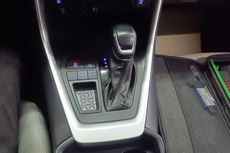 Used Toyota Wildlander 2022 2.0L CVT Two-Wheel Drive Luxury PLUS Edition Gear Lever