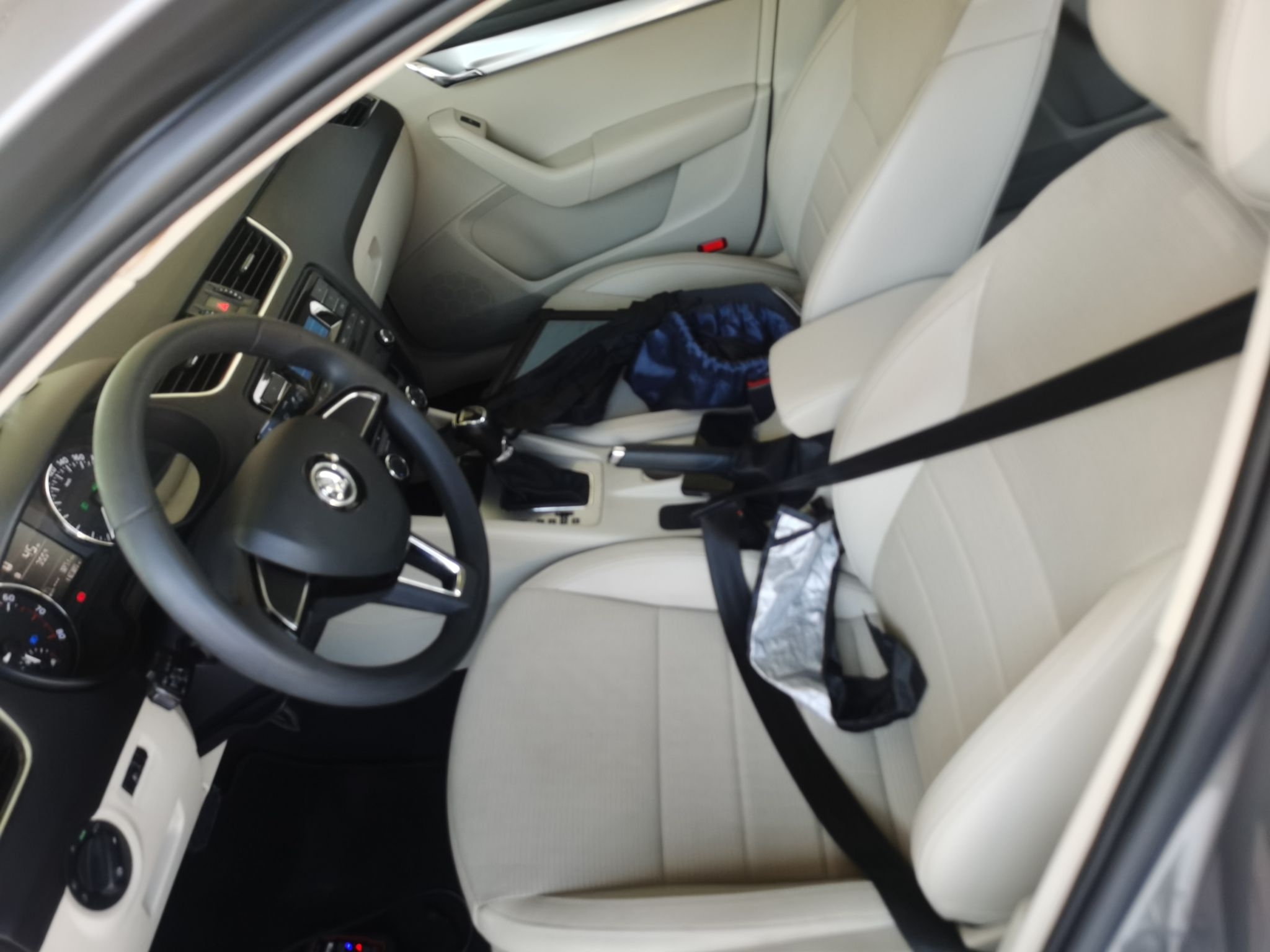 المقاعد الأمامية داخل السيارة