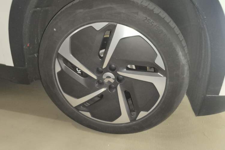 Used Nio ES8 2024 75 kWh Executive Edition Right Front Wheel Hub