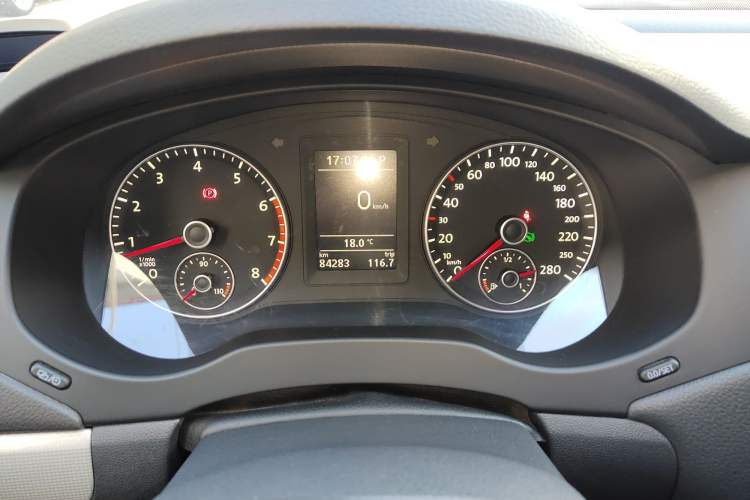 Used Volkswagen Sagitar 2014 1.4TSI Automatic Luxury Model Odometer Close Up