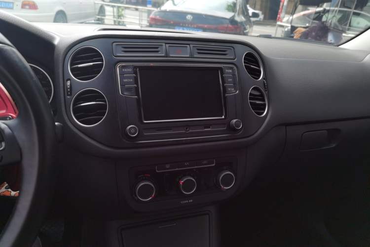 Used Volkswagen Tiguan L 2017 300TSI Automatic Two-Wheel Drive Silk Road Luxury Edition
