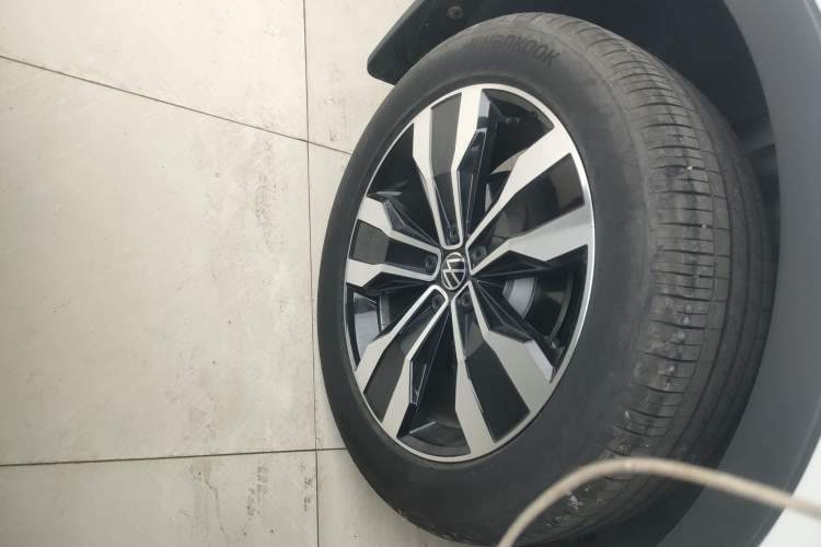 Used Volkswagen Tiguan L 2024 Outstanding Model 330TSI Automatic Two-Wheel Drive R-Line Dragon Glory Edition
