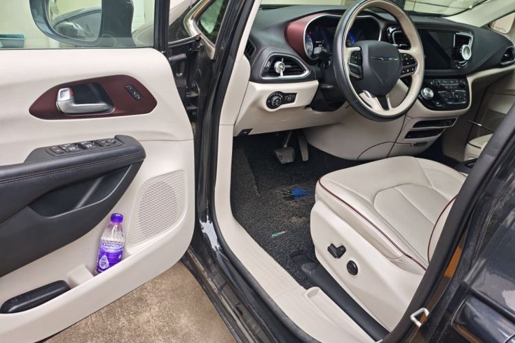 Used Chrysler Grand Voyager 2017 3.6L Premium Edition