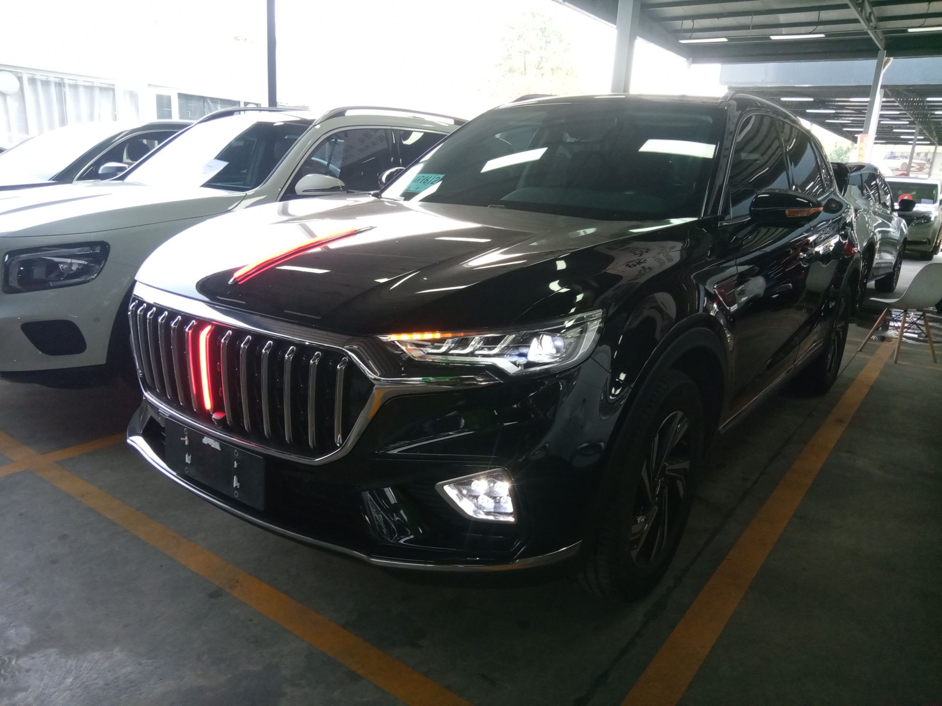 تحت مقدمة السيارة