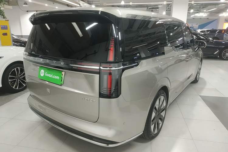 Used Volvo EM90 2025 Ultra Six-Seater Rear Right 45 Deg