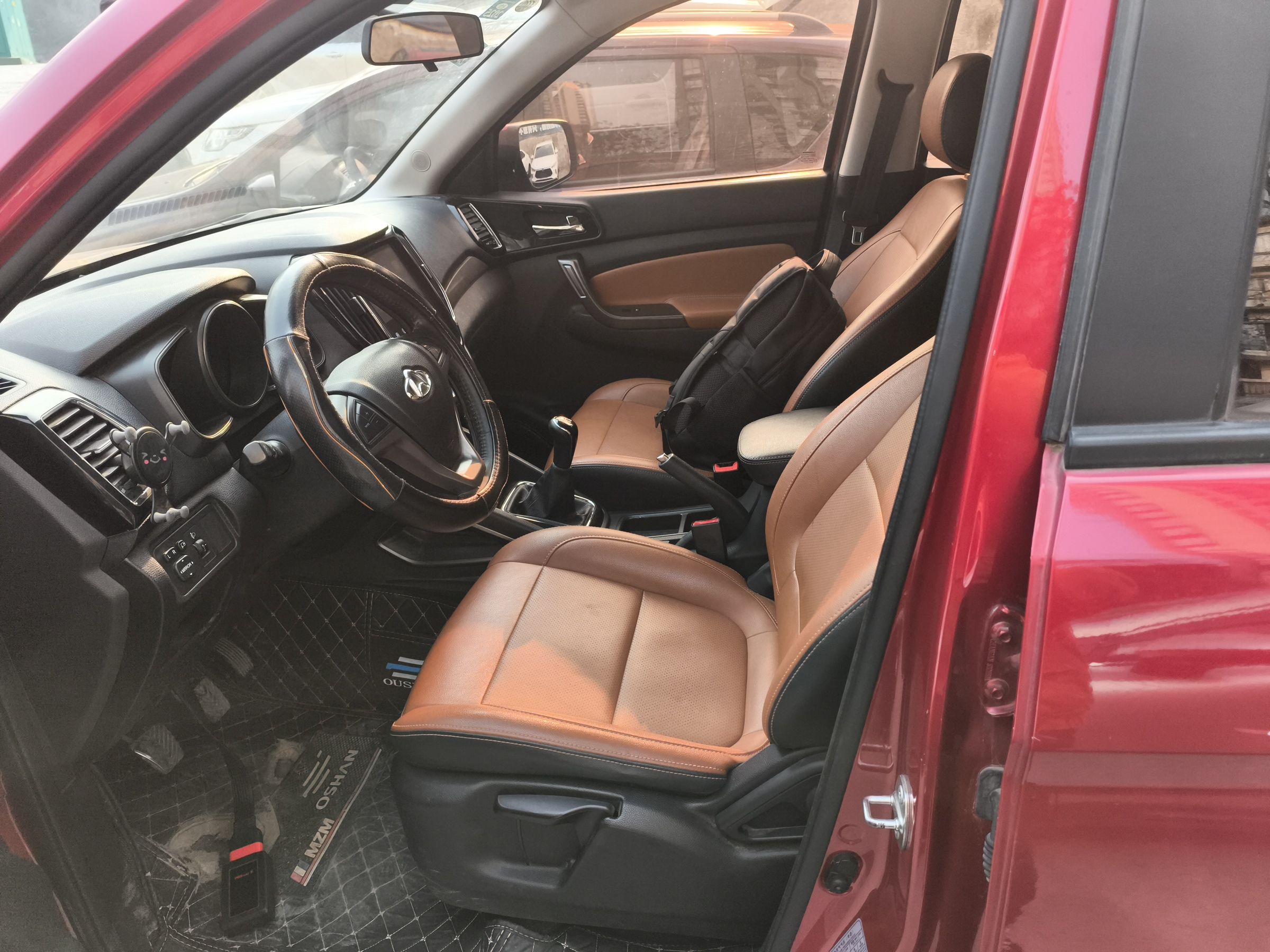 المقاعد الأمامية داخل السيارة