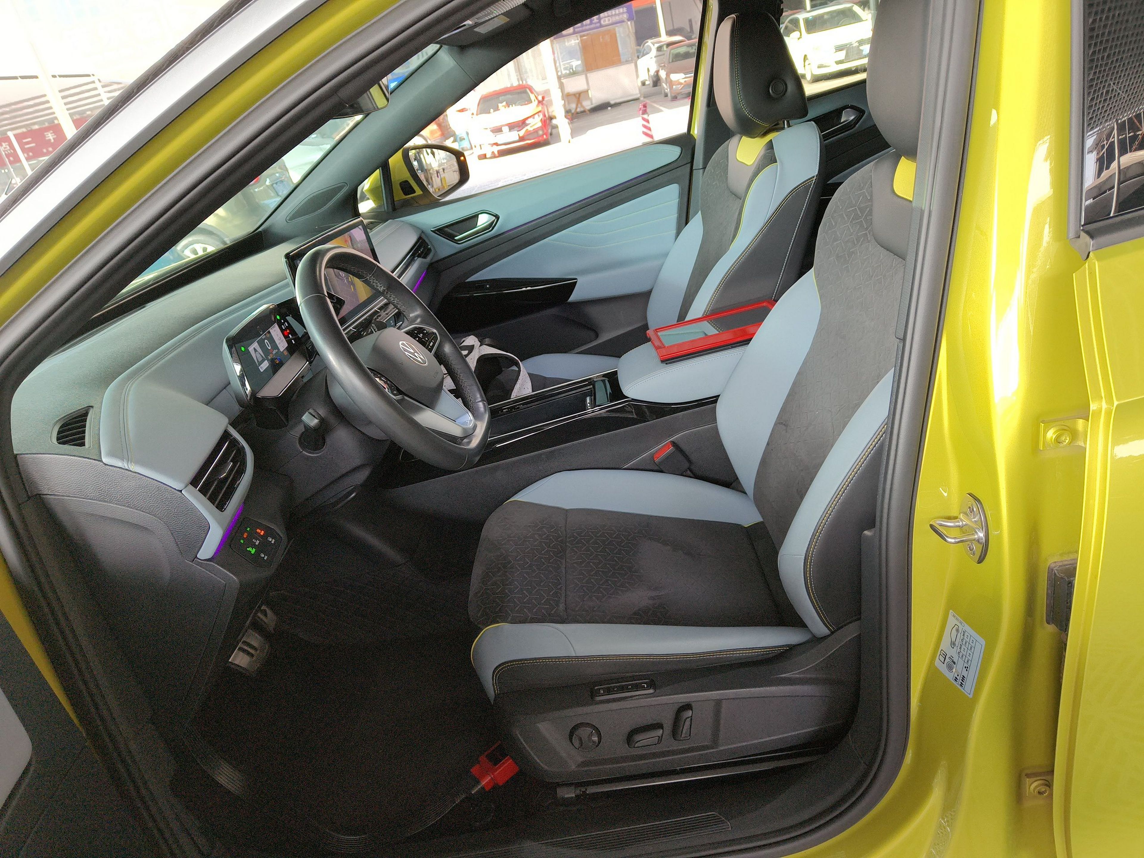 المقاعد الأمامية داخل السيارة