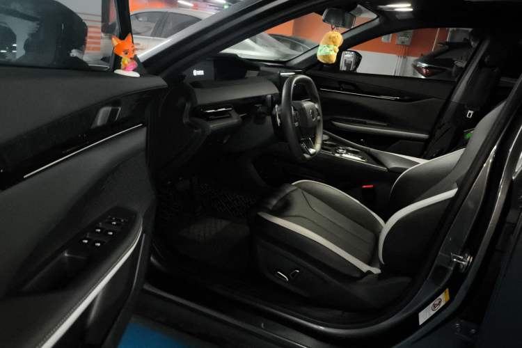 Used Changan UNI-V 2023 1.5T Prestige Model