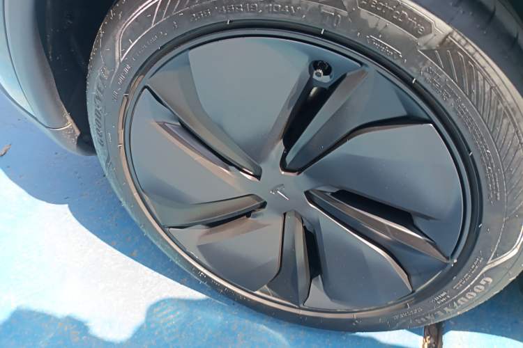 Used Tesla Model Y 2025 Rear-Wheel-Drive Version Exterior 5