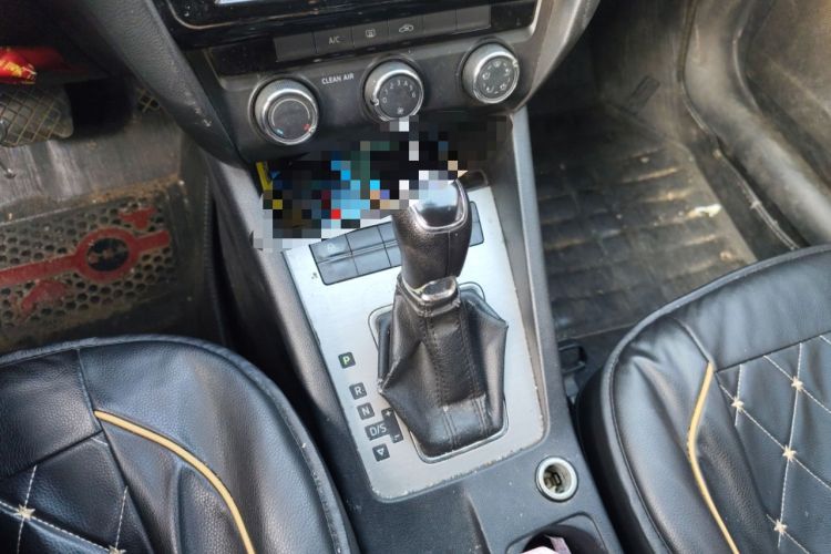 Used Skoda Octavia 2018 1.6L Automatic Comfort Edition Gear Lever