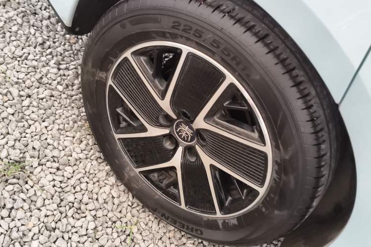 Used BYD Qin L 2024 DM-i 120KM Beyond Model Right Rear Wheel Hub