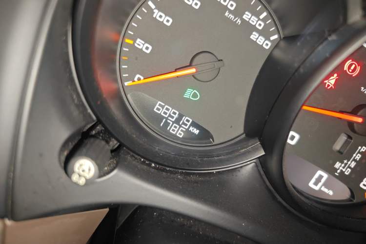 Used Porsche Macan 2016 Macan 2.0T Odometer Close Up