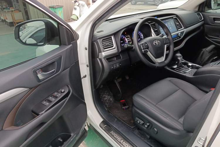 Used Toyota Highlander 2018 2.0T Four-Wheel Drive Prestige Version 7 Seats China VI Standard