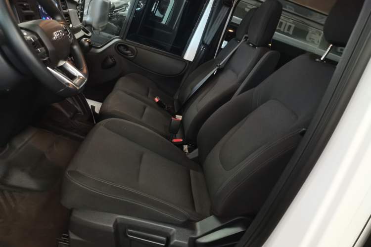 Used JMC Fushun 2025 2.0T 6MT Diesel Short-Wheelbase Low-Roof Commercial Multi-Purpose Passenger Vehicle with 5/6 Seats and Twin-Swing Tailgate
