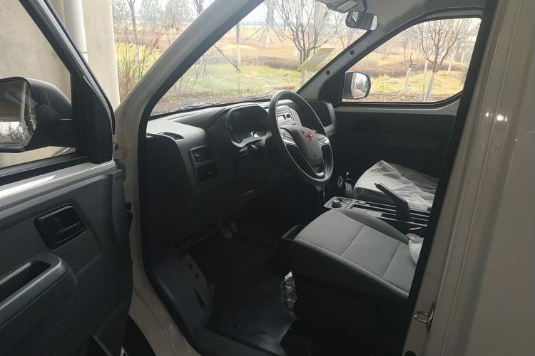 Used Wuling Yangguang 2024 300KM Comfort Version Passenger Van 75kW
