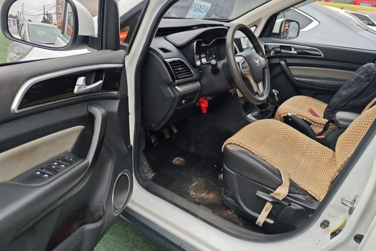 Used HYOSOW H3 2015 1.5L manual Comfort trim level
