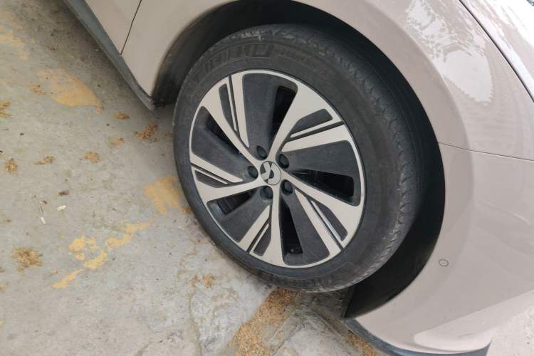 Used Nio ET5 2022 75 kWh Right Front Wheel Hub