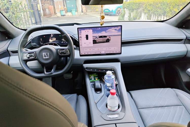 Used Zeekr 001 2025 WE Edition 100 kWh Rear-Wheel Drive Center Console