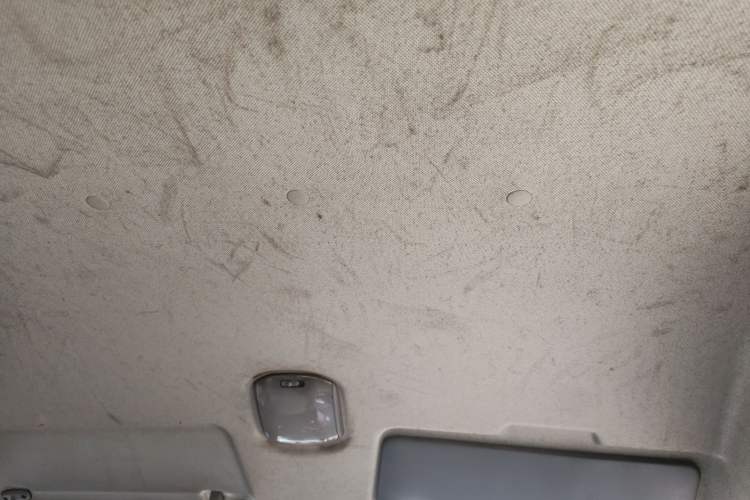 Used Dongfeng Yufeng 2015 2.5T Lingyun Edition Box Truck comes standard with the short-wheelbase mid-roof ZD25 model. Headliner