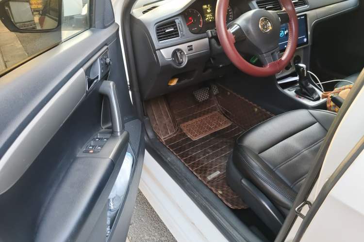 Used Volkswagen Gran Lavida 2013 1.6L Automatic Fashion Model
