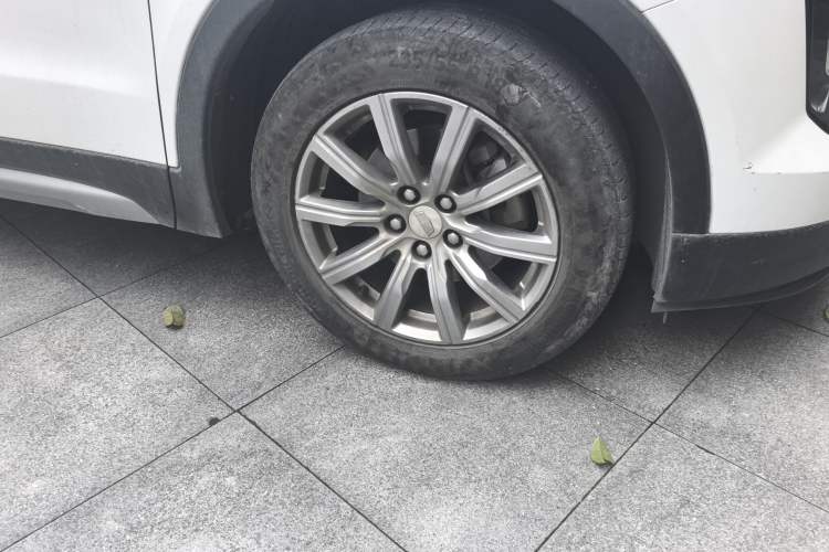 Used Cadillac XT4 2018 28T Two-Wheel-Drive Luxury Model Right Front Wheel Hub