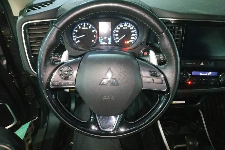 Used Mitsubishi Outlander 2019 2.4L 4x4 Zhi Xiang Edition 5 Seats China VI Standard
