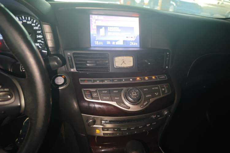 Used Infiniti M Series 2011 M37 model
