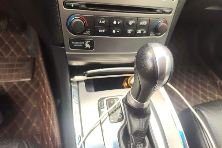 Used Infiniti G Series 2010 G25 Sedan Luxury Sport Edition Gear Lever