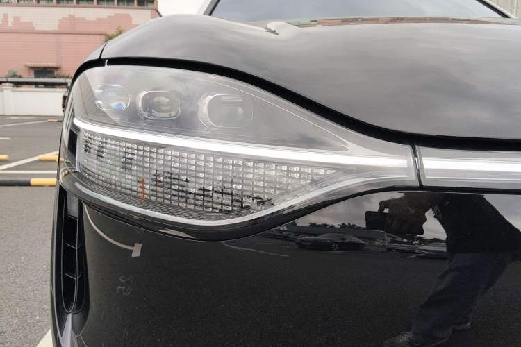 Used Hima AITO M9 2024 All-Electric Ultra Version 100 kWh 6-Seater Model Right Front Headlight