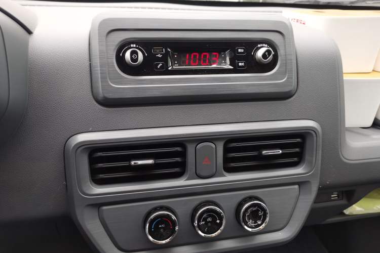 Used Wuling Yangguang 2024 300km Comfort-Grade Passenger Van 60kW Audio And AC Panel