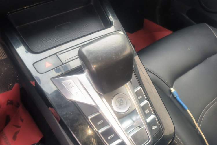 Used BYD Yuan New Energy 2019 EV360 Smart Connect Luxurious Model Gear Lever