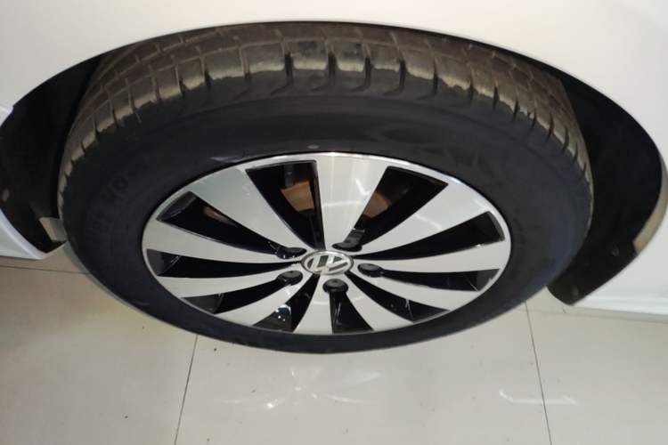 Used Volkswagen Sagitar 2017 1.6L Automatic Comfort Model Left Front Wheel Hub