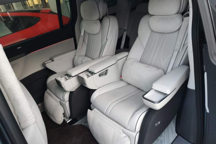 Used XPeng X9 2025 Starship Edition Left Rear Seat