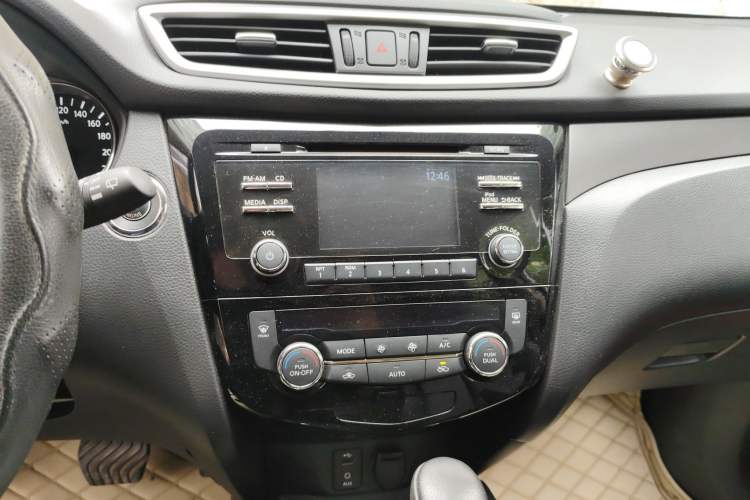 Used Nissan X-Trail 2015 2.0L CVT Comfort MAX Edition 2WD Audio And AC Panel