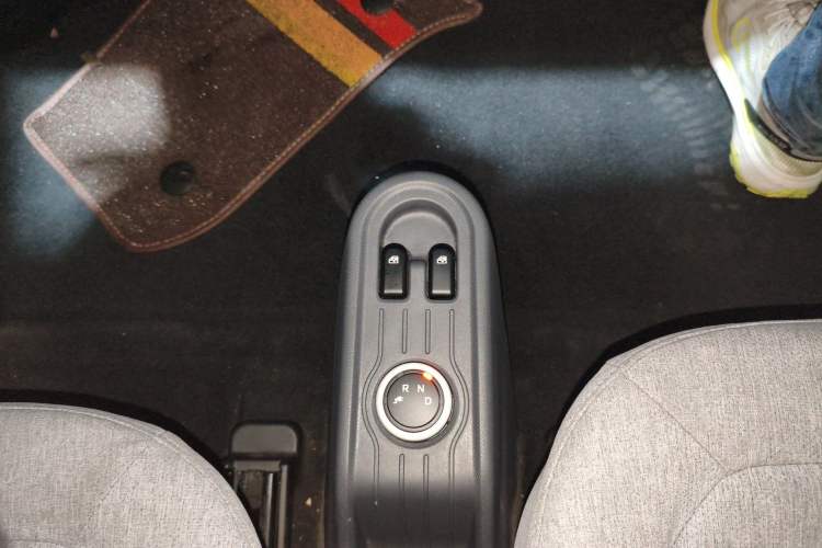 Used Wuling Hongguang MINIEV 2022 Macaron Premium Model – Lithium Iron Phosphate Gear Lever