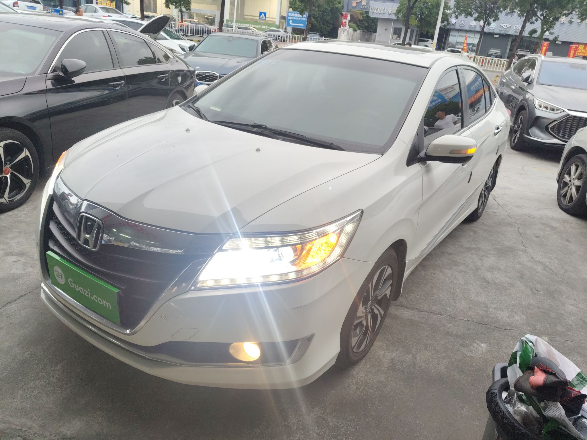 تحت مقدمة السيارة