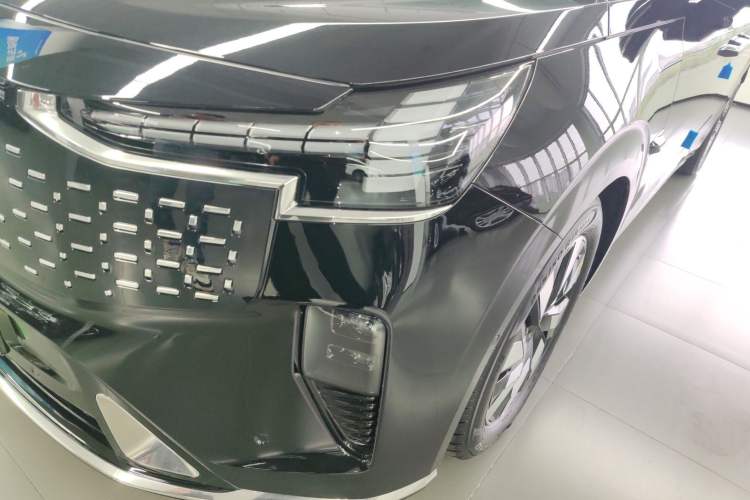 Used Volvo EM90 2025 Ultra Six-Seater Left Front Headlight