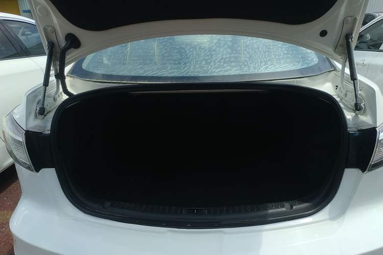 Used Mazda 3 2015 Sedan 1.6L Manual Comfort Model Trunk