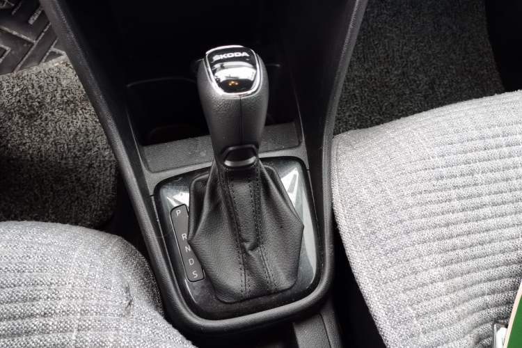 Used Skoda Rapid Spaceback 2014 1.6L Automatic Enjoyment Edition Gear Lever