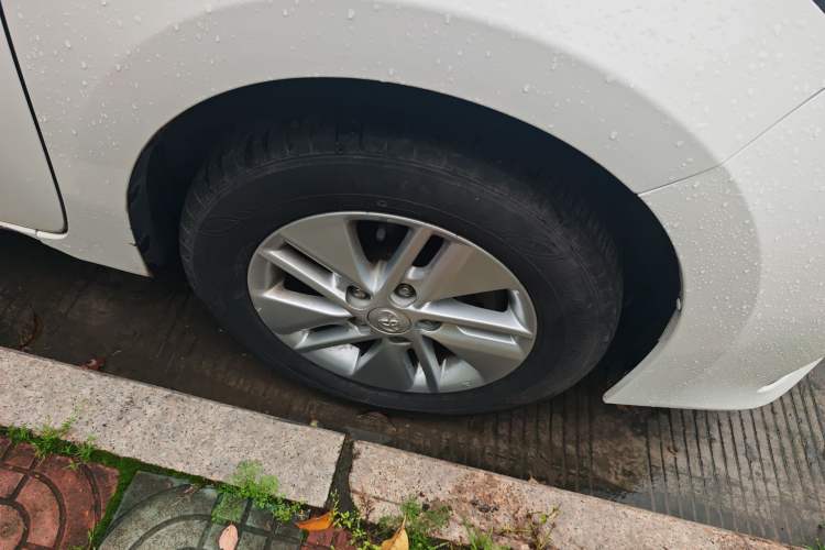 Used Toyota Corolla 2014 1.6L CVT GL Right Front Wheel Hub