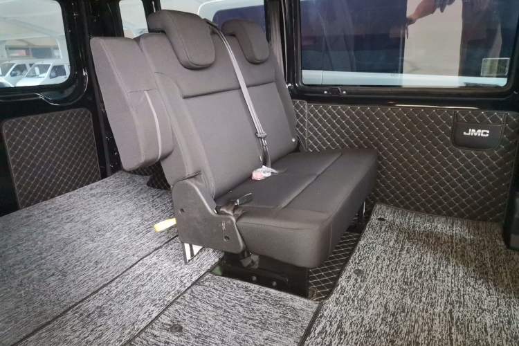 Used JMC Fushun 2025 2.0T 6MT Diesel Short-Wheelbase Low-Roof Commercial Multi-Purpose Passenger Vehicle with 5/6 Seats and Twin-Swing Tailgate