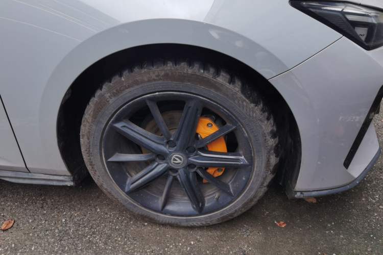 Used CHANGAN UNI-V 2022 1.5T Prestige Version Right Front Wheel Hub